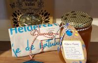 Cadeaupakket 'De Helderse Vallei'. Dit pakket bestaat uit: De Helderse Vallei thee, Helderse honing, keycord en een linnen tas. Prijs: € 11,95