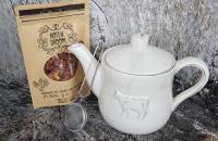 Cadeaupakket 'Potje Thee'. Dit pakket bestaat uit: Notendroom thee van Tea Amo, Theepot Koe en een theeknijper. Prijs: € 21,40