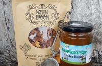 Cadeaupakket 'Thee & Honing'. Dit pakket bestaat uit: Notendroom thee van Tea Amo, Wadden Honing en een theeknijper. Prijs: € 12,50