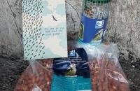 Cadeaupakket 'Vogelvriend'. Dit pakket bestaat uit: 1 zak pinda's (1 kg), een bijpassende voedersilo en een ansichtkaart. Prijs: € 10,80