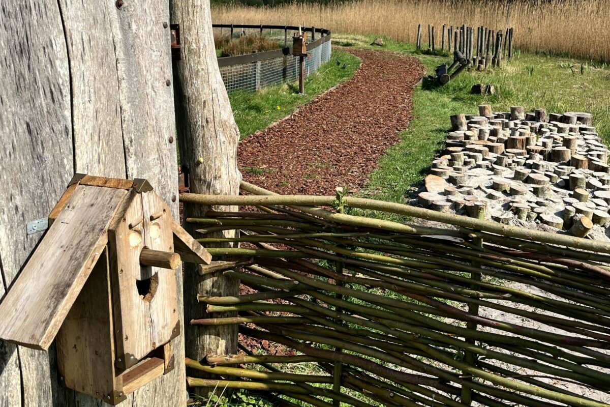 Vogelhuisjes blote voetenpad liggend